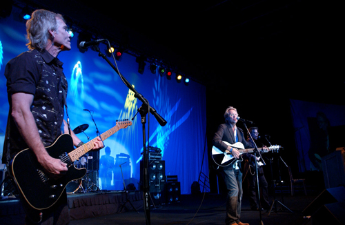 Billy sings harmony  with Gerry Beckley of America